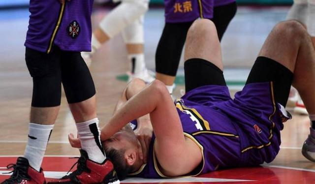 宝威体育下载-关于主力球员受伤赛季报销，球队前景堪忧的信息